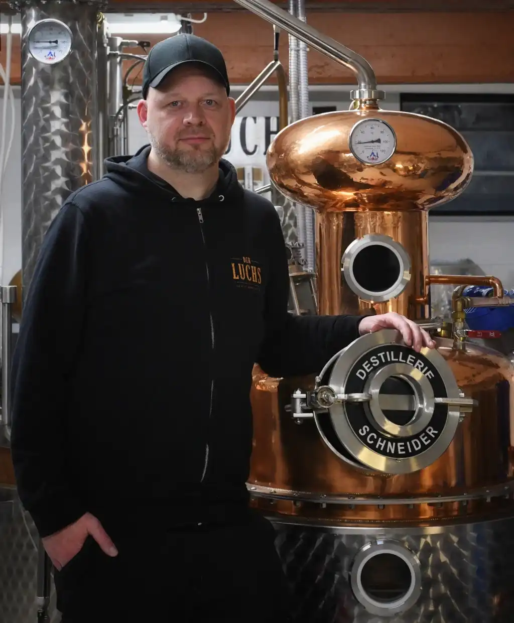 Thomas Schneider vor der Destillerie